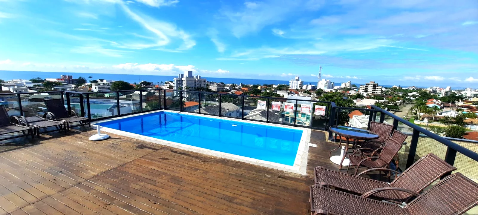 Piscina coletiva do condomínio